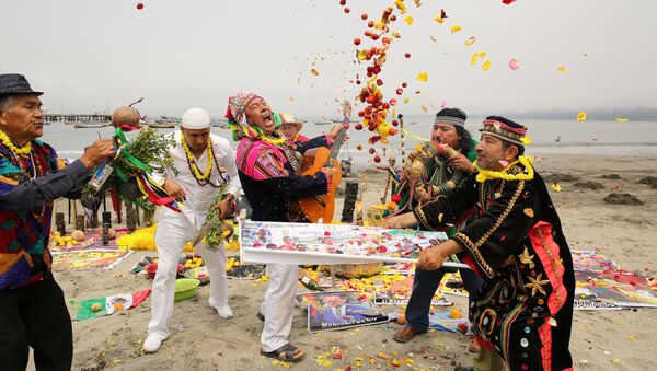 Peruvian shamans perform a ritual of predictions for the new year at Pescadores beach in Chorrillos, Lima, Peru, December 29, 2016. - Sputnik Brasil