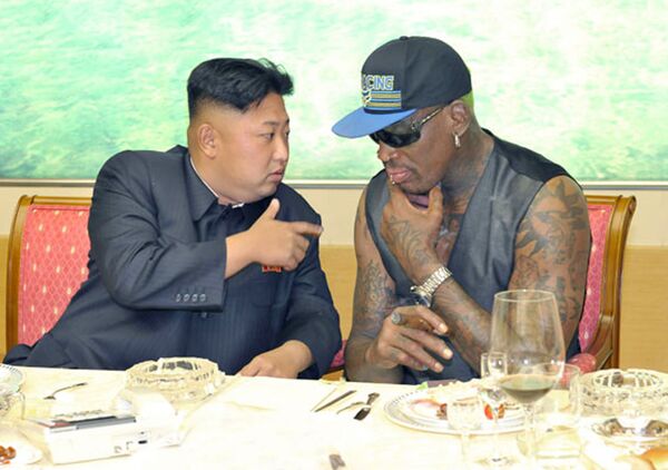 Dennis Rodman conversando com Kim Jong Un - Sputnik Brasil