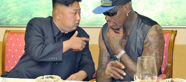 Dennis Rodman conversando com Kim Jong Un - Sputnik Brasil