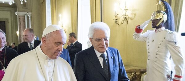 Papa Francisco visita o presidente italiano Sergio Mattarella, com o guarda brasileiro N.T., de 27 anos, ao fundo - Sputnik Brasil