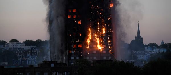 Flames and smoke billow as firefighters deal with a serious fire in a tower block at Latimer Road in West London, Britain June 14, 2017 - Sputnik Brasil