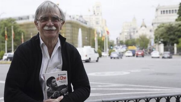 Juan Martín Guevara com seu livro, Meu irmão Che - Sputnik Brasil