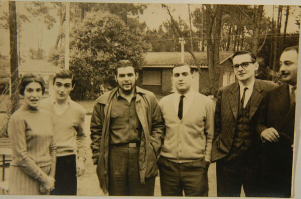 Da esquerda para direita: Celia Guevara, mãe de Che. Juan Martín Guevara (irmão). Ernesto Guevara. Roberto Guevara (irmão). Julio César Castro, jornalista e Carlos Figueroa, amigo da família. Punta del Este, Uruguai. - Sputnik Brasil