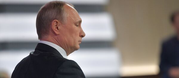 Vladimir Putin durante a Linha Direta de 15 de junho de 2017 - Sputnik Brasil