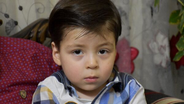 O menino sírio, Omran Daqneesh, em sua nova casa em Aleppo, em 6 de junho de 2017 - Sputnik Brasil