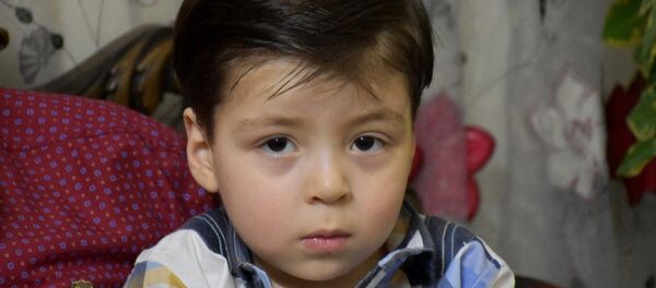 O menino sírio, Omran Daqneesh, em sua nova casa em Aleppo, em 6 de junho de 2017 - Sputnik Brasil