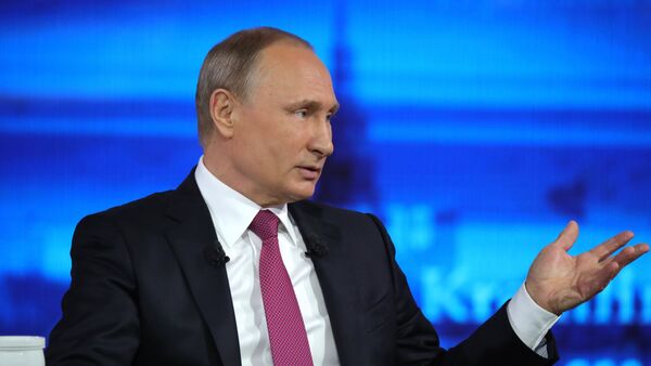 O presidente da Rússia Vladimir Putin durante a Linha Direta de 15 de junho de 2017 - Sputnik Brasil
