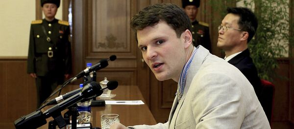 Estudante americano, Otto Warmbier, falando com repórteres em Pyongyang - Sputnik Brasil