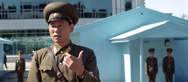 Um guarda-fronteira norte-coreano Um guarda-fronteira norte-coreano - Sputnik Brasil