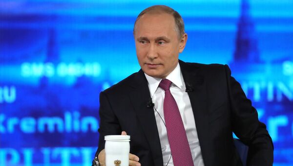 Vladimir Putin, presidente russo, responde às perguntas dos cidadãos no programa Linha Direta com Vladimir Putin - Sputnik Brasil