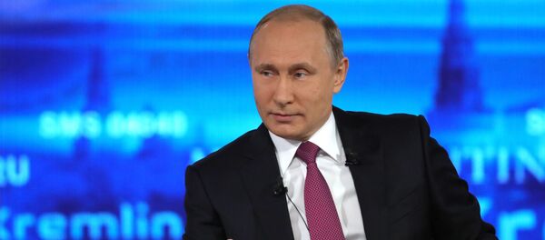 Vladimir Putin, presidente russo, responde às perguntas dos cidadãos no programa Linha Direta com Vladimir Putin - Sputnik Brasil