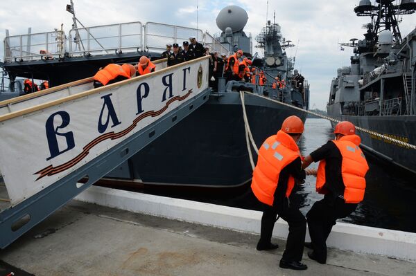 Cruzador Varyag no porto de Vladivostok - Sputnik Brasil