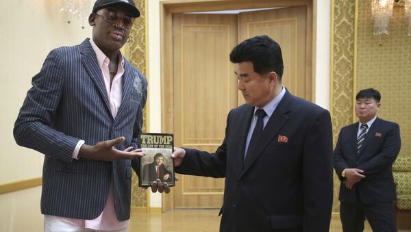 Rodman entrega o livro A Arte do Negócio para o ministro do esporte Kim Il Guk - Sputnik Brasil