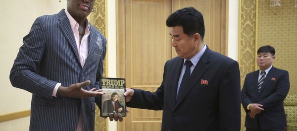 Rodman entrega o livro A Arte do Negócio para o ministro do esporte Kim Il Guk Rodman entrega o livro A Arte do Negócio para o ministro do esporte Kim Il Guk - Sputnik Brasil