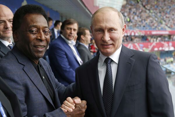O presidente russo Vladimir Putin e Pelé - Sputnik Brasil