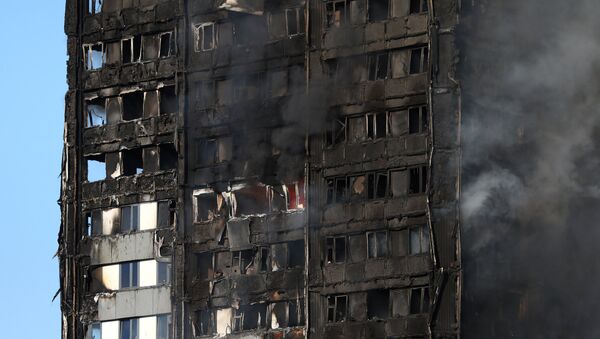 The burnt facade of a tower block is seen as firefighters tackle a serious fire at Latimer Road in West London, Britain June 14, 2017 - Sputnik Brasil