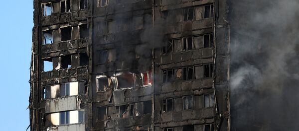 The burnt facade of a tower block is seen as firefighters tackle a serious fire at Latimer Road in West London, Britain June 14, 2017 - Sputnik Brasil