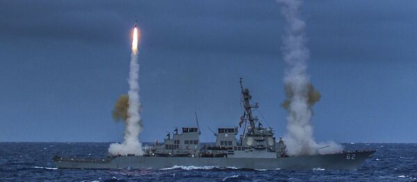 Destóier USS Fitzgerald, da Marinha dos Estados Unidos, disparando mísseis durante exercício Valiant Shield 2014 (arquivo) - Sputnik Brasil