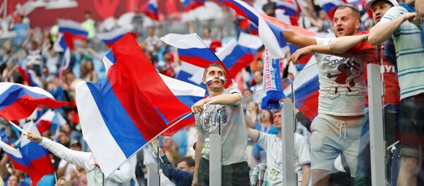 Torcedores da Rússia dão show nas arquibancadas no primeiro jogo da Copa das Confederações 2017 contra a Nova Zelândia. - Sputnik Brasil