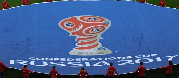 O logotipo da Copa Confederações de 2017 é disposto no gramado antes da partida de futebol entre a Rússia e a Nova Zelândia no Estádio Krestovsky, em São Petersburgo. - Sputnik Brasil