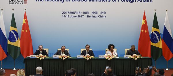 Reunião entre os ministros das Relações Exteriores dos países-membros do BRICS em 19 de junho de 2017 em Pequim Reunião entre os ministros das Relações Exteriores dos países-membros do BRICS em 19 de junho de 2017 em Pequim - Sputnik Brasil