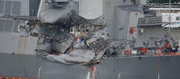 Destróier de mísseis guiados norte-americano USS Fitzgerald, da classe Arleigh Burke, danificado após colisão com um navio mercante filipino, em 18 de junho de 2017 - Sputnik Brasil