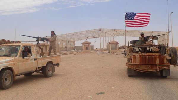 Militares americanos e rebeldes do Maghaweer al-Thawra, apoiado pelos EUA, em Tanf, no sul da Síria - Sputnik Brasil