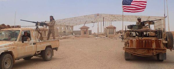 Militares americanos e rebeldes do Maghaweer al-Thawra, apoiado pelos EUA, em Al Tanf, no sul da Síria - Sputnik Brasil