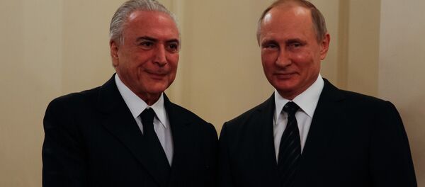 Aperto de mãos entre Temer e Putin durante encontro em Moscou, na Rússia - Sputnik Brasil