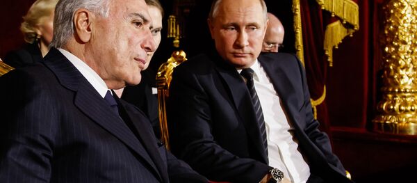 Temer e Putin conversam durante apresentação do Balé Bolshoi, em Moscou, na Rússia - Sputnik Brasil