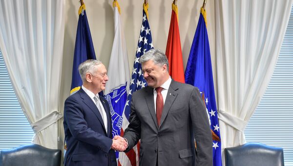 Presidente ucraniano, Pyotr Poroshenko, com James  Mattis, secretário de Defesa dos EUA - Sputnik Brasil