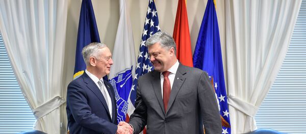 Presidente ucraniano, Pyotr Poroshenko, com James  Mattis, secretário de Defesa dos EUA - Sputnik Brasil