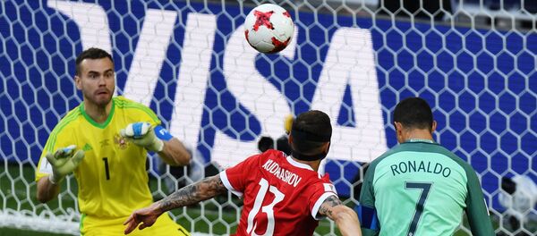 Cristiano Ronaldo cabeceia para marcar o gol único da vitória de Portugal sobre a Rússia pela segunda rodada da Copa das Confederações de 2017 - Sputnik Brasil