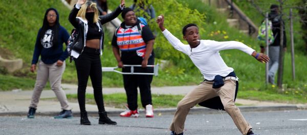 Demonstrators throw rocks at the police after the funeral of Freddie Gray on Monday, April 27, 2015, at New Shiloh Baptist Church in Baltimore. - Sputnik Brasil