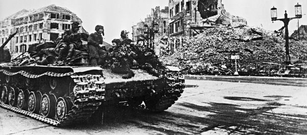 Tanque soviético em Charlottenburg, abril-maio de 1945 - Sputnik Brasil