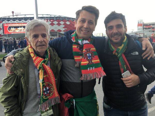 Sérgio, Hélder e Júlio, da cidade do Porto, confessaram achar os russos muito simpáticos - Sputnik Brasil
