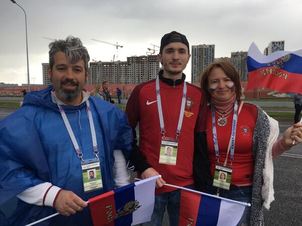 Rui, Maksim e Elena revelaram que a organização do evento foi uma boa surpresa e até superou o Campeonato Europeu de Futebol 2004 em Portugal - Sputnik Brasil