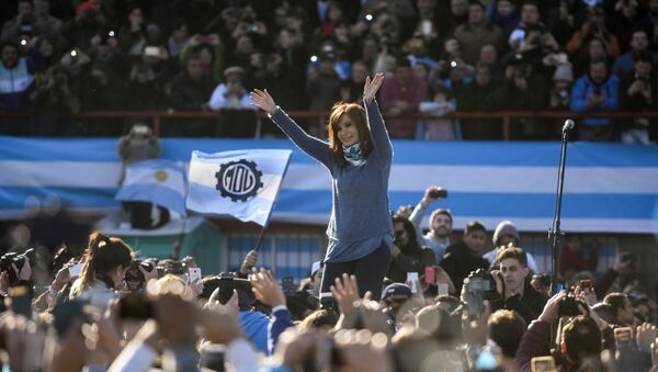 Cristina Kirchner é aclamada durante comício em Buenos Aires - Sputnik Brasil