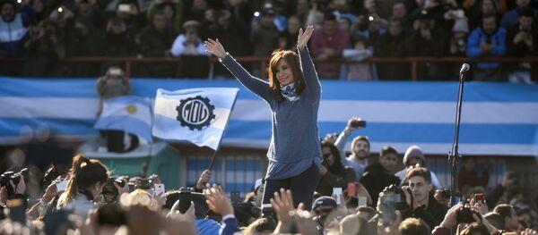 Cristina Kirchner é aclamada durante comício em Buenos Aires - Sputnik Brasil