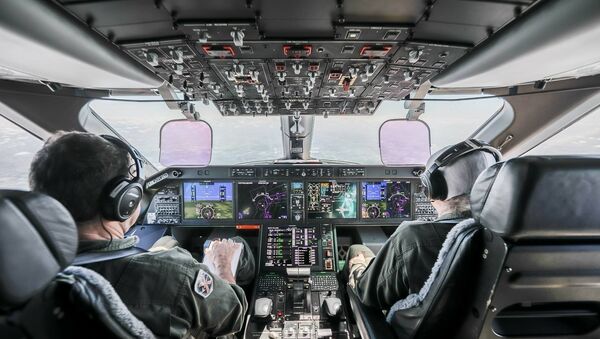 Imagem da cabine da aeronave militar multimissão de transporte e reabastecimento em voo KC-390, da empresa brasileira de aviação Embraer - Sputnik Brasil