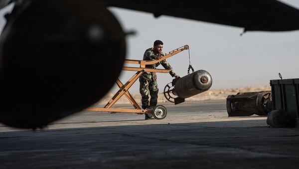 A Syrian army soldier prepares the Su-22 fighter jet for a flight at the Syrian Air Force base in Homs province. File photo - Sputnik Brasil
