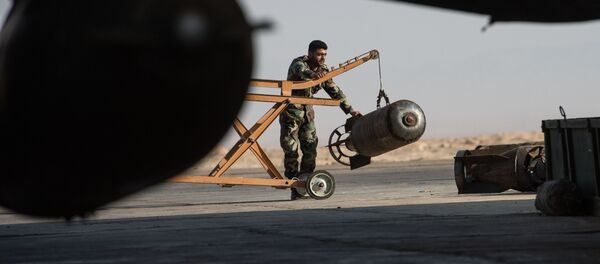 A Syrian army soldier prepares the Su-22 fighter jet for a flight at the Syrian Air Force base in Homs province. File photo - Sputnik Brasil