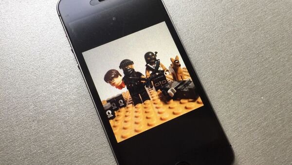 Foto das peças do kit LEGO falso com personagens terroristas do Daesh - Sputnik Brasil