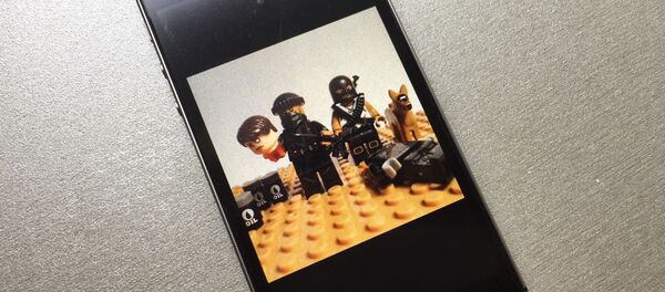 Foto das peças do kit LEGO falso com personagens terroristas do Daesh - Sputnik Brasil