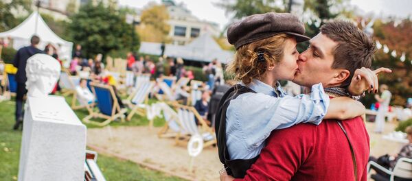 Um casal se beijando num parque - Sputnik Brasil