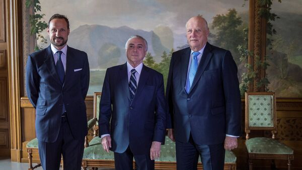 Temer com o Rei Harald (direita) e o príncipe Haakon (esquerda) - Sputnik Brasil