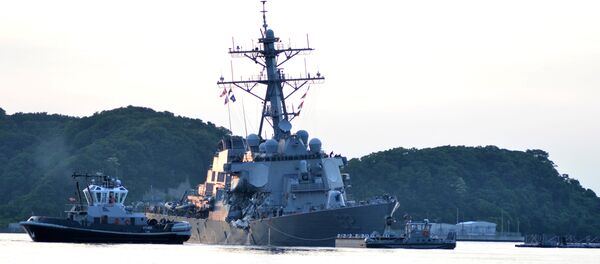 O destróier de mísseis guiados USS Fitzgerald da Marinha dos EUA regressa à base após colisão com o navio mercante filipino ACX Crystal - Sputnik Brasil