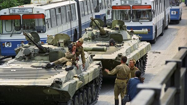 Entrada de tropas em Moscou durante a tentativa de golpe de Estado na União Soviética em 1991 - Sputnik Brasil