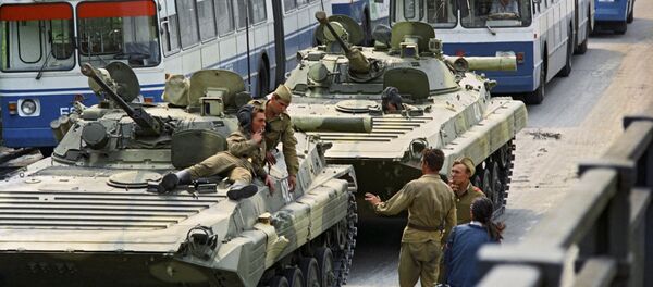 Entrada de tropas em Moscou durante a tentativa de golpe de Estado na União Soviética em 1991 - Sputnik Brasil