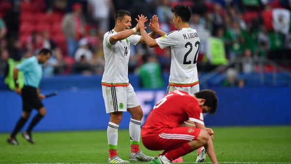 Seleção mexicana comemora a vitória sobre a Rússia e a classificação para as semifinais da Copa das Confederações em Kazan, na Rússia - Sputnik Brasil
